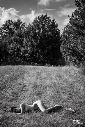 portrait-femme-nue-allongée-herbe-été