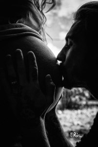 portrait-john-baiser-ventre-rond-laetitia-enceinte