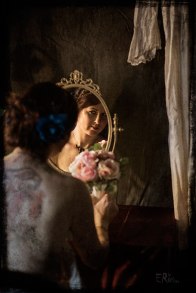boudoir-1900-femme-coiffeuse-miroir-fleur-chemise
