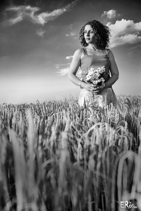 portrait-femme-bouquet-champ-blé-été-soleil-couchant