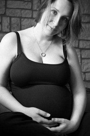 femme-enceinte-maternite-grossesse-portrait-assise