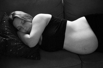 femme-enceinte-maternite-grossesse-portrait-allongee