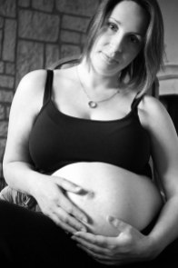 femme-enceinte-maternite-grossesse-portrait-assise