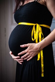 maternite-enceinte-anonyme-tronc-ventre-rond
